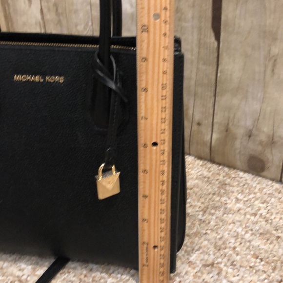 Michael Kors Black Satchel Crossbody Handbag w/adjustable strap & key holder - Picture 2 of 14